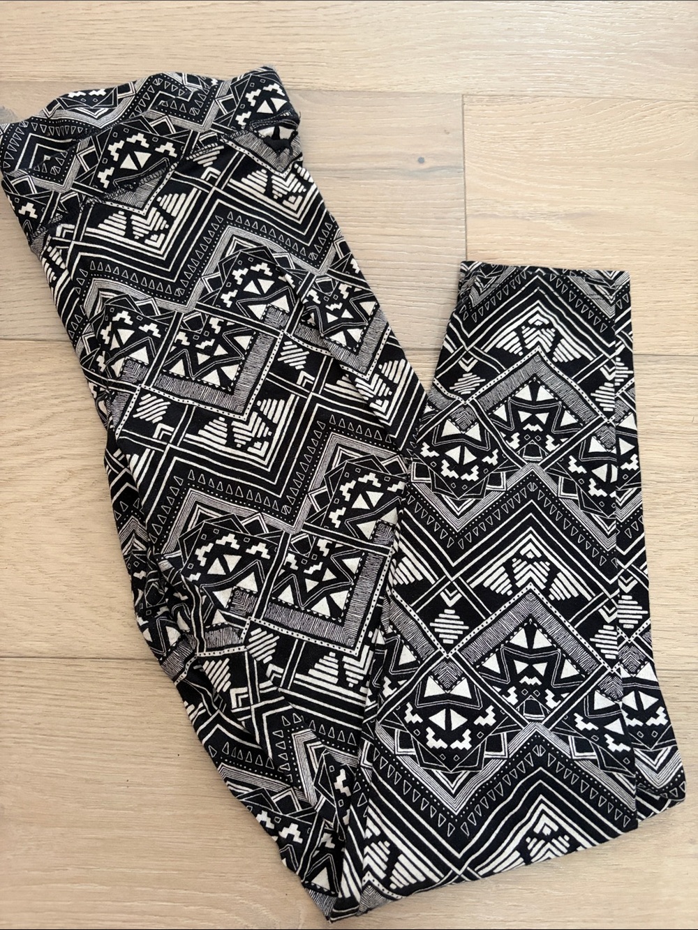 PINK Victoria's Secret Black & White Geometric Print Leggings